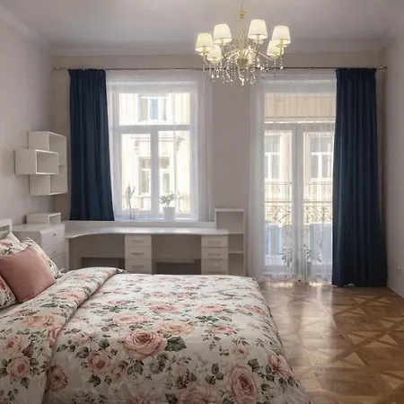 затишна 2-кімнатна в центрі львова * לבוב